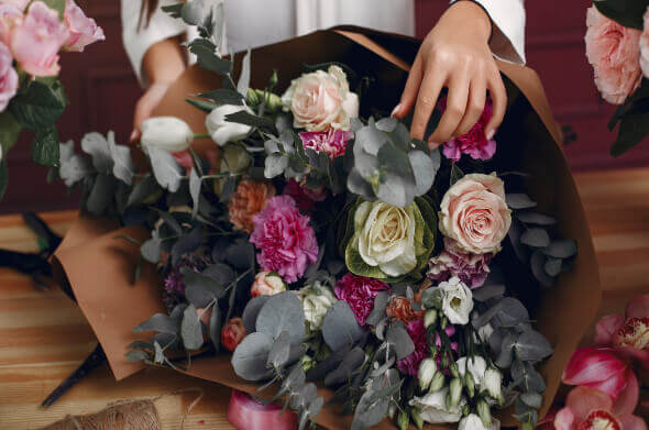 Букет из роз и гвоздики в крафтовой обертке